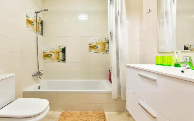 YELLOW 3 bedroom large apartment for 10 guests