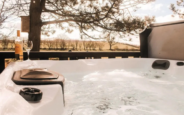 Keer Side Lodge, Luxury Lodge With Private hot tub at Pine Lake Resort