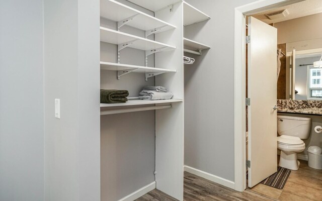 Beautiful 1bd Condo Patio Gym Parking Location