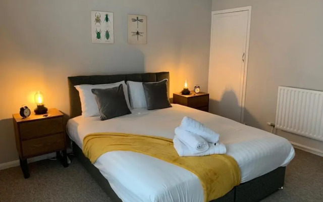 Stayzo 2BR House Accommodation in Peterborough