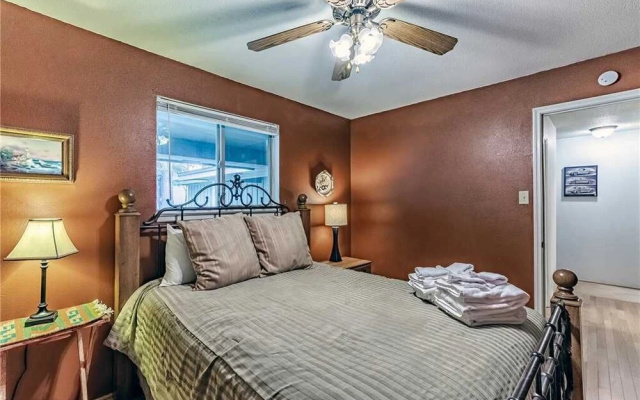 Mustang Hideaway - Three Bedroom Cabin