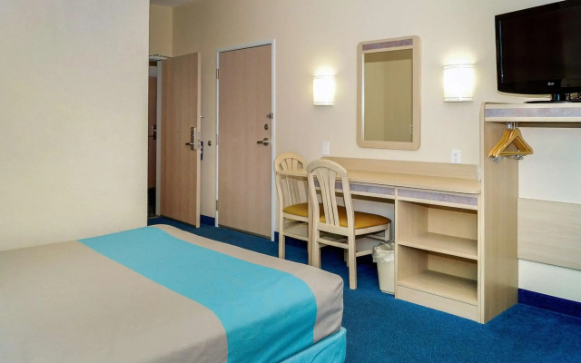 Motel 6 Peterborough, ON