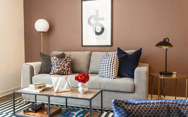 Luxe 1BR Condo in Downtown Area