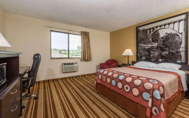 Super 8 by Wyndham Franklin/Middletown Area