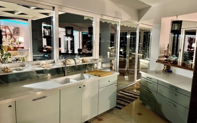 Luxurious 2-bed Seaside Apartment in Saronida