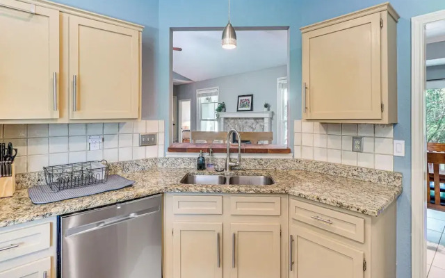 Deck & Greenbelt Access: Lovely Austin Home