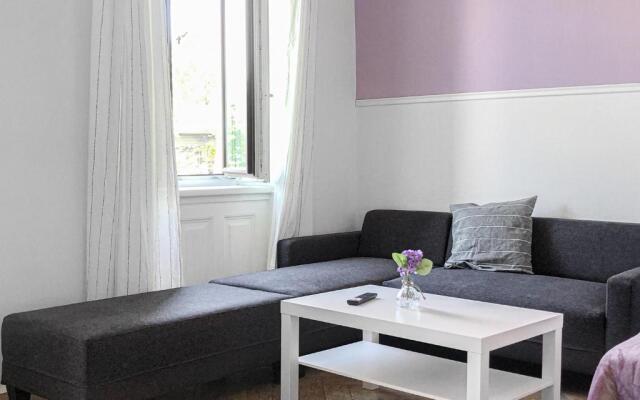 Commodious 2BR Apt. Near AKH-Perfect for Groups