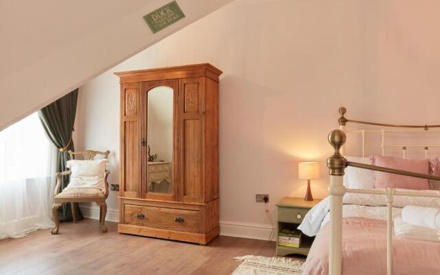 Olde Englishe Apt 4
