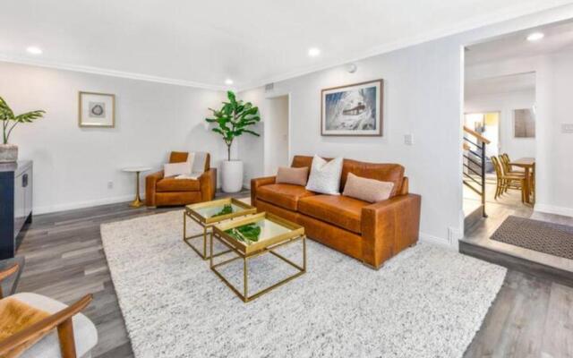 LuxuryTownhome.3Blks2Beach.E-Bikes.75”4kTV
