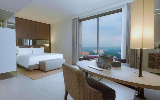 Whiz Luxe Hotel Spazio Surabaya