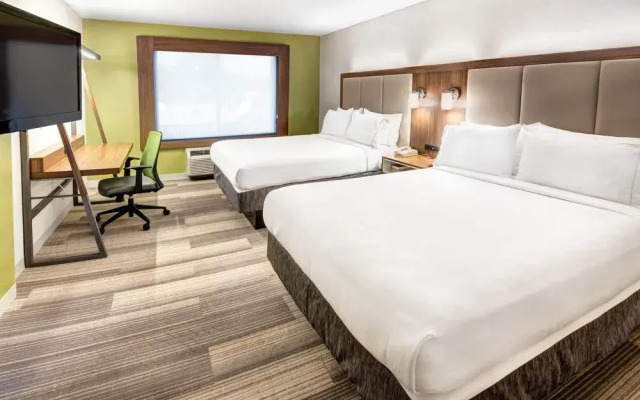 Holiday Inn Express & Suites Woodbridge