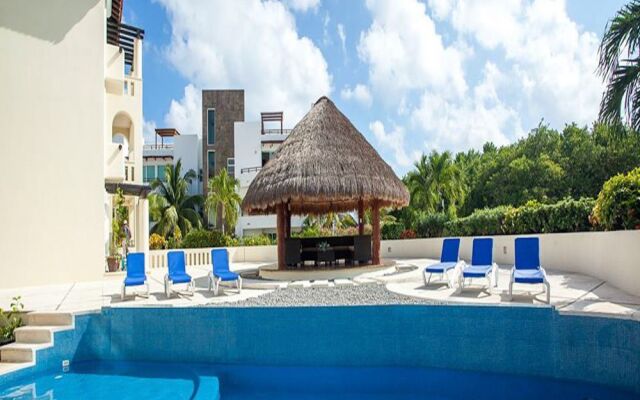 Luna Maya condo free access to Beach club