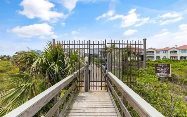 Treetop Beach Condo Sleeps 7!