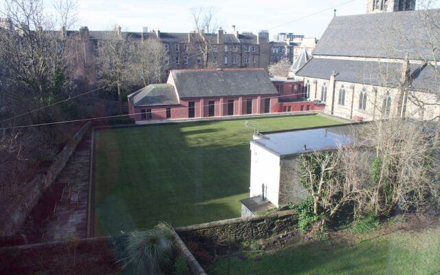 2 Bedroom Flat Near City Centre