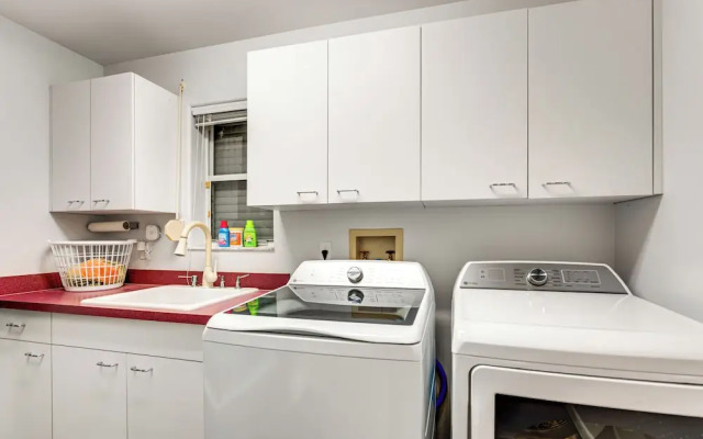 Waterfront Gem: Crystal River Family Home