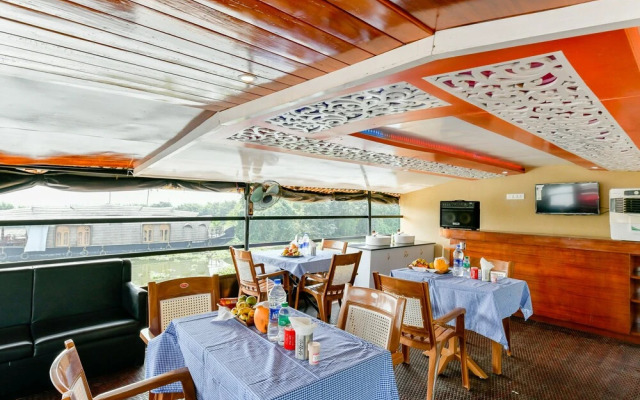 Oyo 24920 Indraprastha Royal Castle Sharing Houseboat