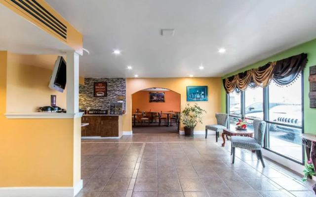 Econo Lodge Inn & Suites