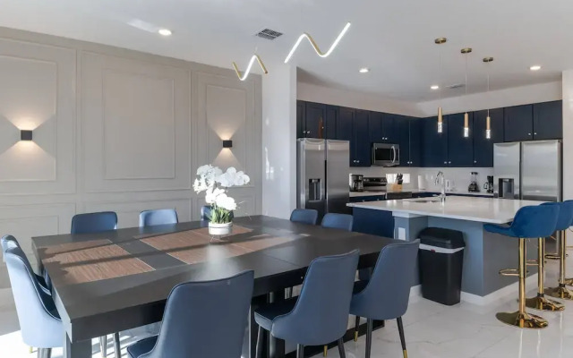 Sophisticated 9 Bedroom Close to Disney