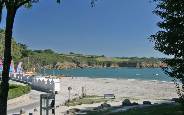 Classic Holiday Home in Riec-sur-bélon With Private Garden