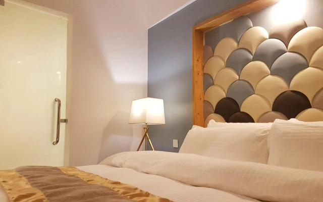 Ferra Hotel and Garden Suites
