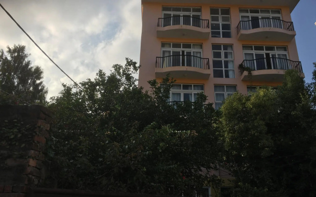 OYO 135 Lost Garden Apartment and Guest House