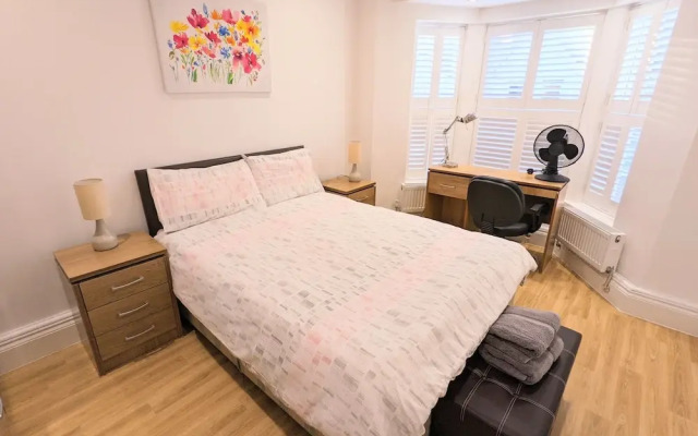 Stylish 2-bed Apartment Near Richmond Park