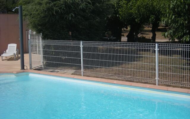 Cozy Holiday Home in Uzer with Swimming Pool