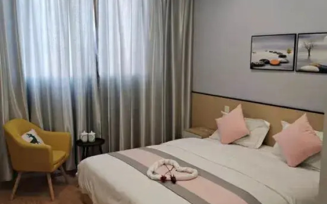 Luojiang Yijia Business Hotel