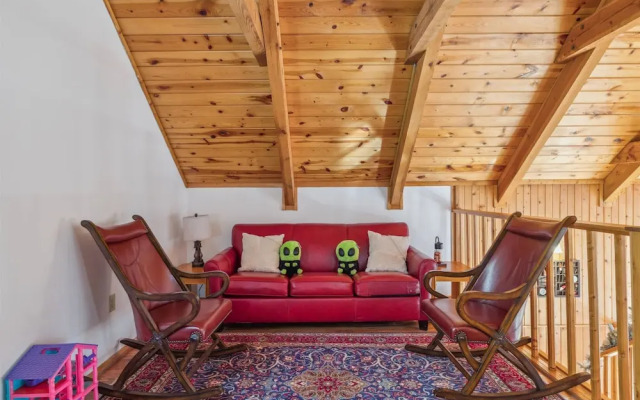 Very Secluded Breathtaking Riverfront Game Room