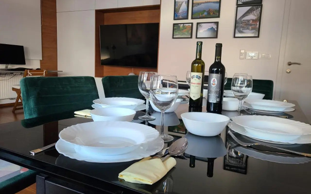Modern 4-Star luxury apt - WFH Ready, Free Parking