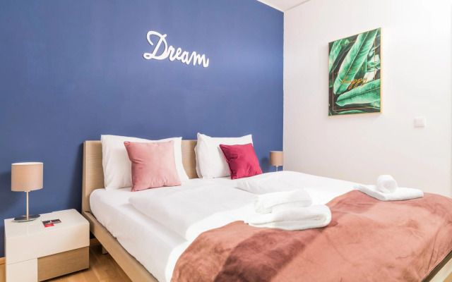 Triiiple Tower Dream Apartments with Rooftop-Summer-Pool by ichbucheAT