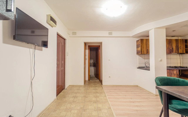 Lovely 2 bedroom, living and private bath apartment