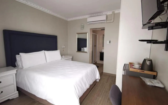Lucolo Palace B&B - East London