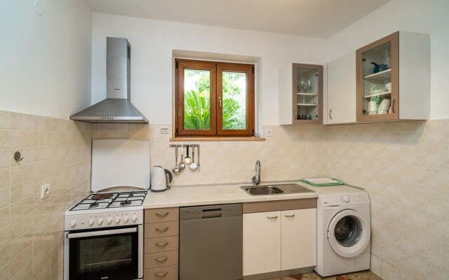 Stunning Home in Zaton Mali With Wifi and 5 Bedrooms
