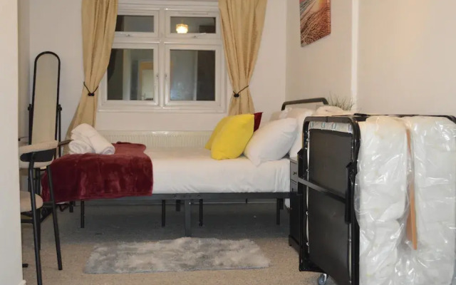 Harrow/sleeps10/privategarden/3br/freeparking/wifi