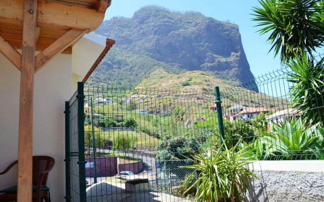 House With one Bedroom in Porto da Cruz, With Wonderful Mountain View, Enclosed Garden and Wifi