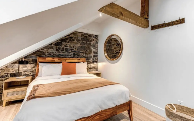 Gorgeous 3 Bedroom 2-floor Old Townhouse