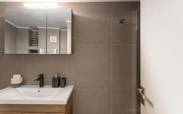 Deluxe 3-BDRM Urban-industrial Apt at Acropolis