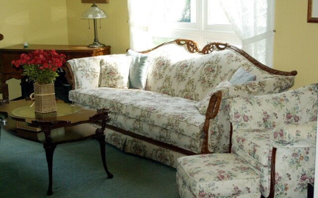 Abagale's Victorian Hot Tub and Suites
