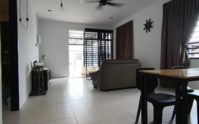 MODERN , SPACIOUS GAMBANG UMP 18 Guest House