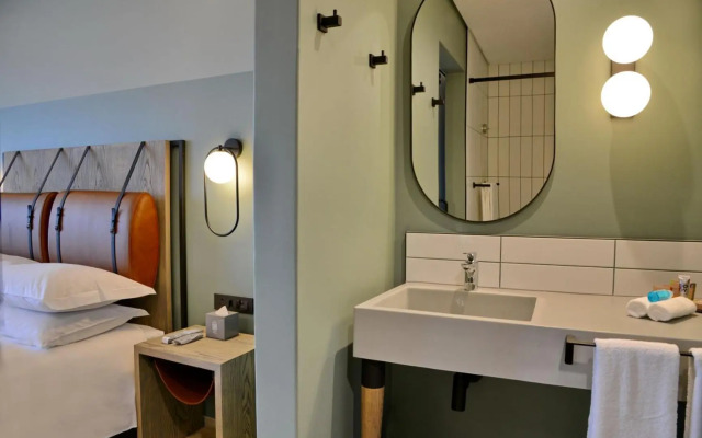 Courtyard Hotel Waterfall City