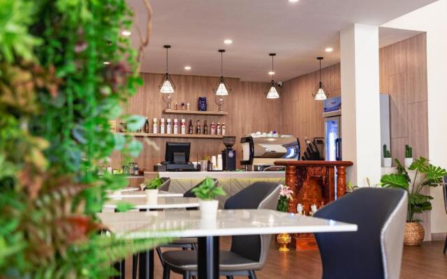 Joli Hotel