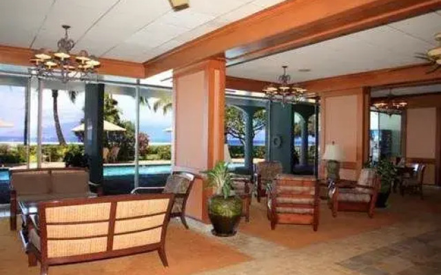 Lahaina Shores #522 Studio Bedroom Condo by RedAwning