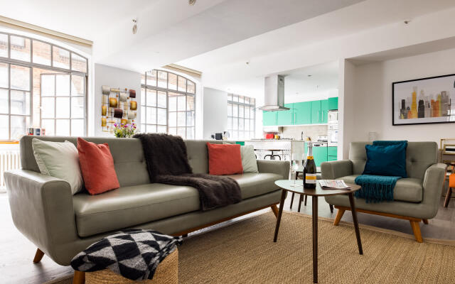 Central Soho Warehouse Loft with Concierge