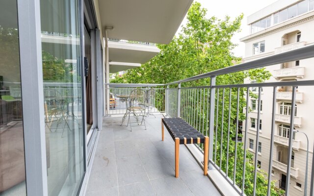 Cosy Two Bedroom in CBD with Pool