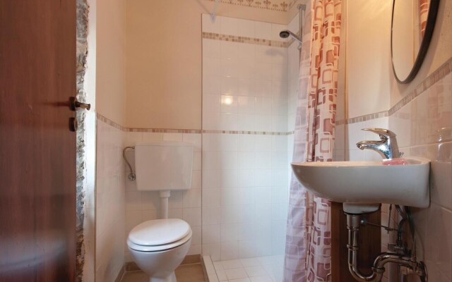 Nice Home in Gracisce With 6 Bedrooms, Internet and Outdoor Swimming Pool