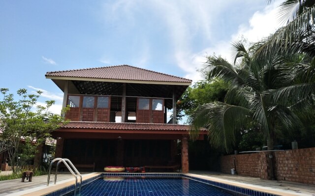 Ruean Ploysrirung Boutique Resort