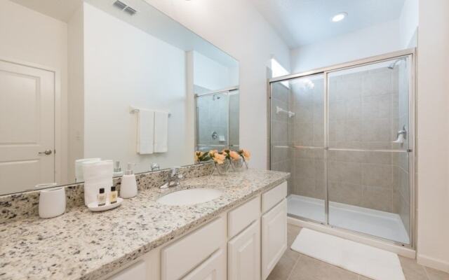 4-bedroom House w/ Private Pool - Great Location Home