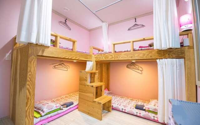 Across the Street Guesthouse - Hostel