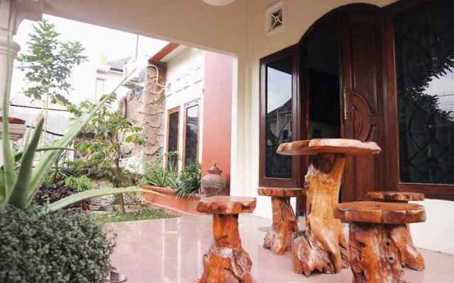 Omah Uqieta Homestay - 4 Bedrooms